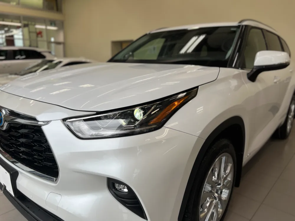 2023 highlander hybrid limited white w graphite interior 1